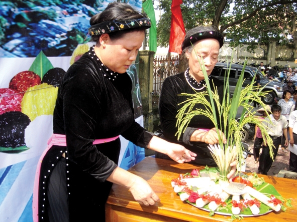 Phụ nữ Tày trong trang phục truyền thống.