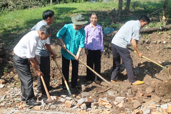 Cựu thanh niên xung phong Lại Thị Cáp (thứ 2 từ phải sang) vui mừng trong ngày khởi công xây dựng nhà tình nghĩa.