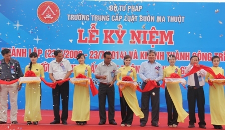 Lãnh đạo Bộ Tư pháp và lãnh đạo tỉnh Dak Lak cắt băng khánh thành Trường