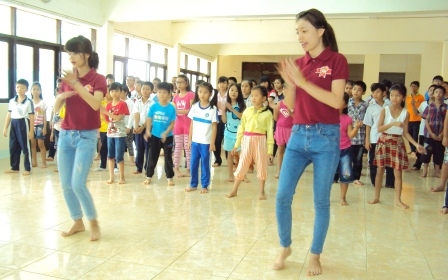 Các điều phối viên đang hướng dẫn các em tập luyện dân vũ