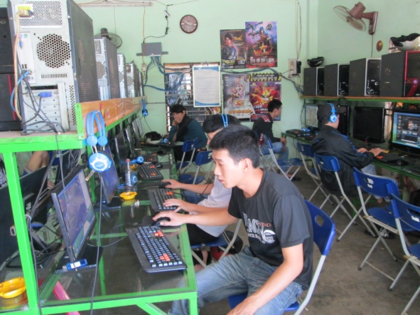 Các game thủ  say sưa với các trò chơi  trực tuyến trong quán Internet.