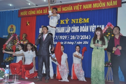 Văn nghệ chào mừng Lễ kỷ niệm.