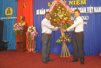 Phó Bí thư Tỉnh ủy Êban Y Phu tặng hoa chúc mừng Liên đoàn Lao động tỉnh nhân  kỷ niệm ngày thành lập.