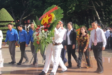 Đoàn UBMTTQVN tỉnh dâng hoa