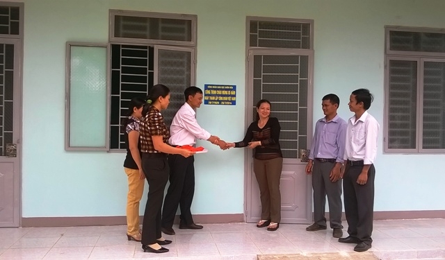Công đoàn Giáo dục huyện Buôn Đôn gắn biển công trình chào mừng kỷ niệm 85 năm Ngày thành lập Công đoàn Việt Nam cho Nhà công vụ giáo viên của Trường Tiểu học Nguyễn Trãi.