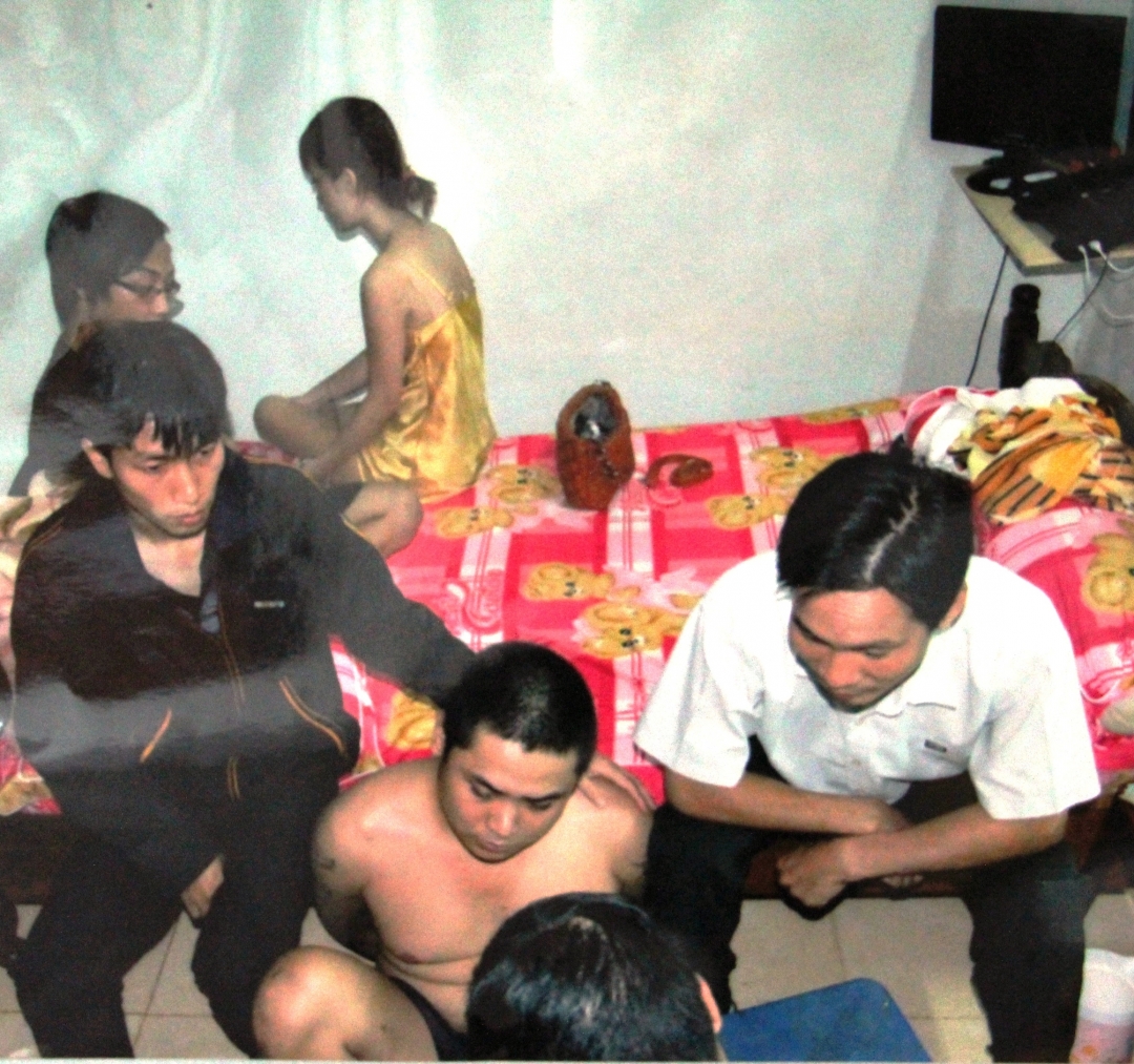 Một tụ điểm mại dâm ở TP. Buôn Ma Thuột bị Công an tỉnh triệt phá (chụp lại từ ảnh do Công an tỉnh cung cấp)