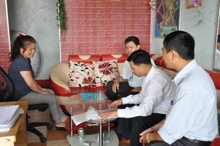 Cán bộ Chi cục Thuế Cư Kuin (bìa phải) tiến hành rà soát thuế tại một doanh nghiệp.