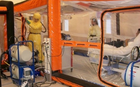 Một bệnh nhân nhiễm Ebola bị cách ly (Ảnh AP)