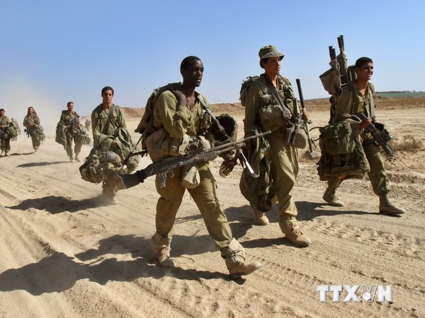 Binh lính Israel tại khu vực biên giới giữa Israel và Dải Gaza sau khi rút khỏi vùng đất do phong trào Hamas kiểm soát ngày 4-8. (Ảnh: AFP/TTXVN)