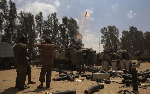 Binh sĩ Israel nã đạn pháo vào Dải Gaza (Ảnh AP)