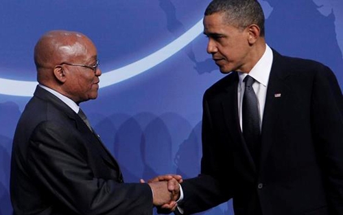 Tổng thống Mỹ Barack Obama (phải) bắt tay Tổng thống Nam Phi Jacob Zuma trước thềm Hội nghị Thượng đỉnh Mỹ- Châu Phi