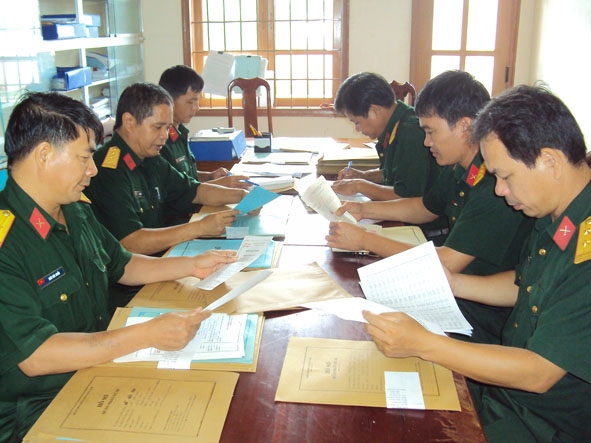 Ban Chỉ huy Quân sự huyện Cư Kuin soát xét hồ sơ chính trị những công dân sẵn sàng nhập ngũ trên địa bàn huyện.