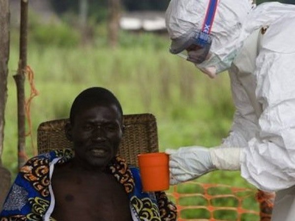 Chăm sóc cho một bệnh nhân nhiễm virus ebola. (Nguồn: guardianlv.com)