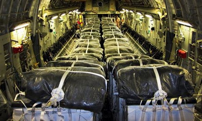 Hàng viện trợ của Mỹ cho Iraq chất đầy trong khoang máy bay vận tải C-17. (Nguồn: EPA)