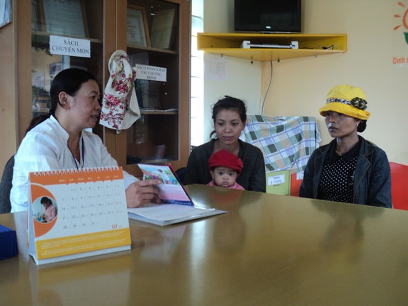 Tư vấn chăm sóc sức khỏe sinh sản cho phụ nữ  tại Trạm Y tế xã Ea Hiu.