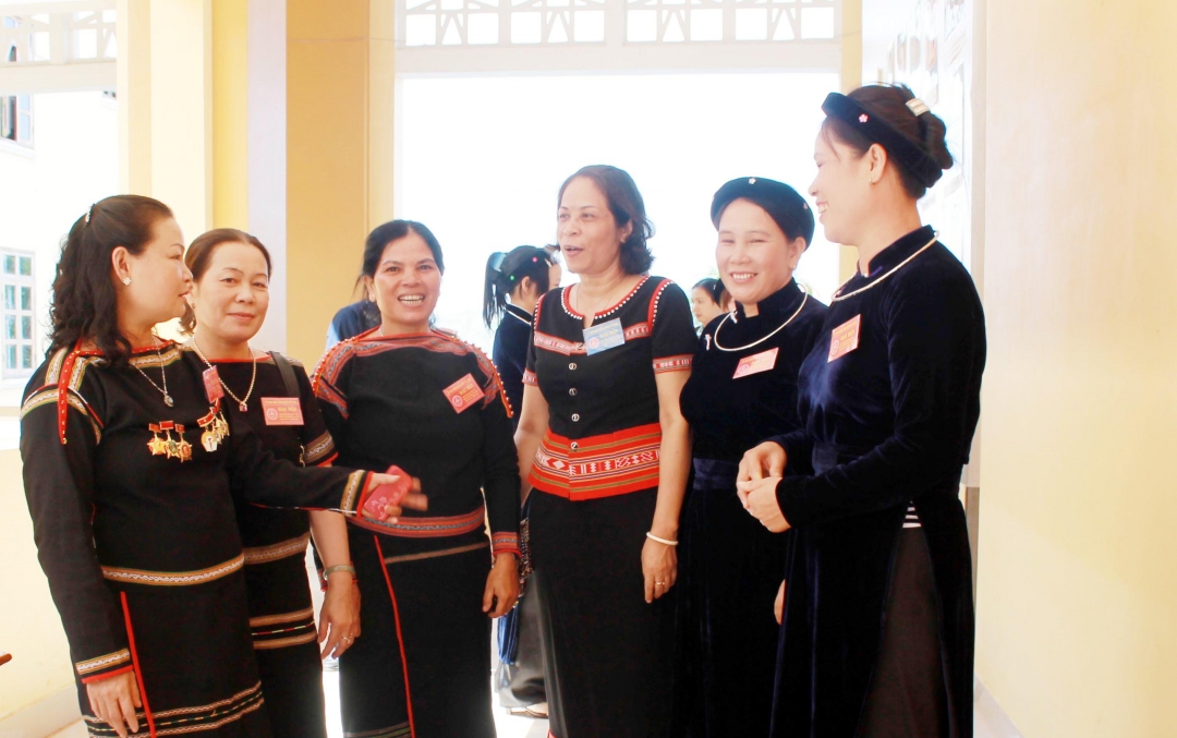 Phó Chủ tịch UBND tỉnh Mai Hoan NiêKdăm và Phó Chủ tịch UBND huyện Cư Kuin gặp gỡ đại biểu các dân tộc thiểu số của huyện bên lề Đại hội