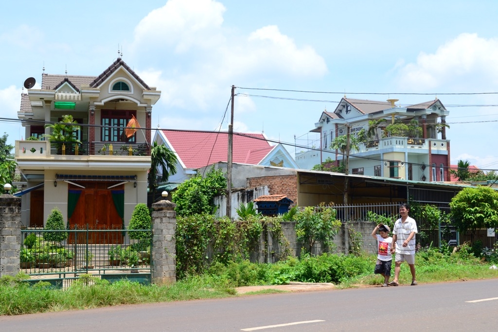 Những ngôi nhà mới khang trang ở thôn 13, xã Ea Tiêu.