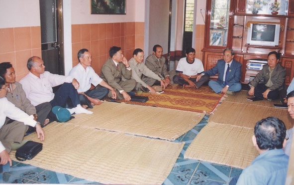 Một buổi họp trao đổi tình hình an ninh trật tự định kỳ  của Hội Cựu chiến binh xã Hòa Đông.