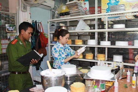 Thành viên Đoàn kiểm tra liên ngành của tỉnh về vệ sinh an toàn thực phẩm kiểm tra quy trình sản xuất bánh kem tại một cơ sở sản xuất, chế biến và kinh doanh thực phẩm trên địa bàn TP. Buôn Ma Thuột dịp Trung thu năm 2013