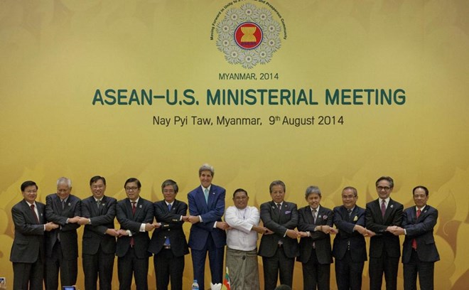 Các Ngoại trưởng ASEAN chụp hình lưu niệm với Ngoại trưởng Mỹ John Kerry (Nguồn: AP)