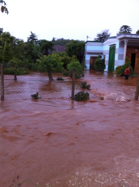 Nước mưa tràn vào nhà dân