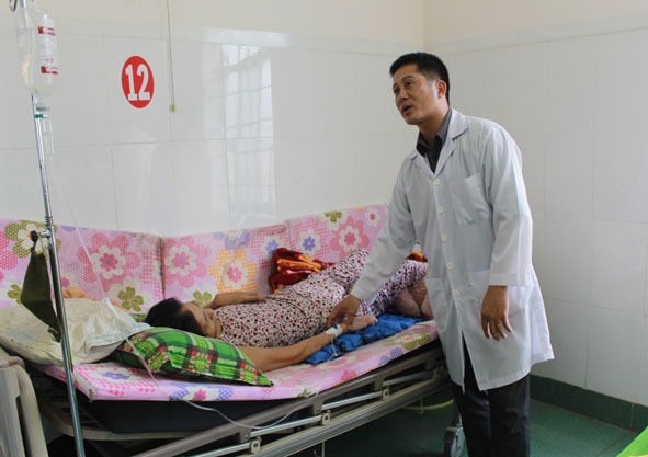 Anh Triện chăm sóc bệnh nhân tại Bệnh viện Đa khoa huyện Krông Bông.
