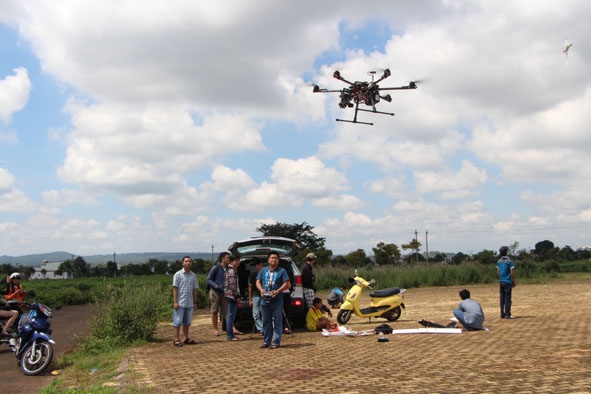 Anh Nguyễn Công Minh đang điều khiển flyingcam. 