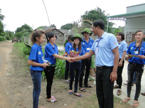 Phó Bí thư Tỉnh Đoàn, Chủ tịch Hội LHTN Việt Nam tỉnh Y Nhuân thăm các chiến sĩ tình nguyện Mùa hè xanh năm 2014  tại mặt trận huyện Krông Bông.