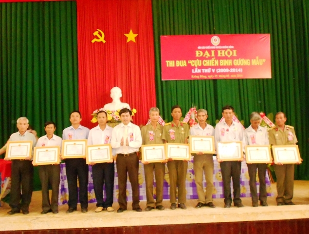 UBND huyện Krông Bông trao Giấy khen tặng các cá nhân tiêu biểu trong phong trào thi đua.