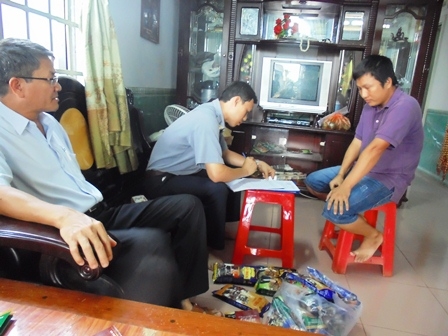 Đoàn kiểm tra đang làm việc với ông