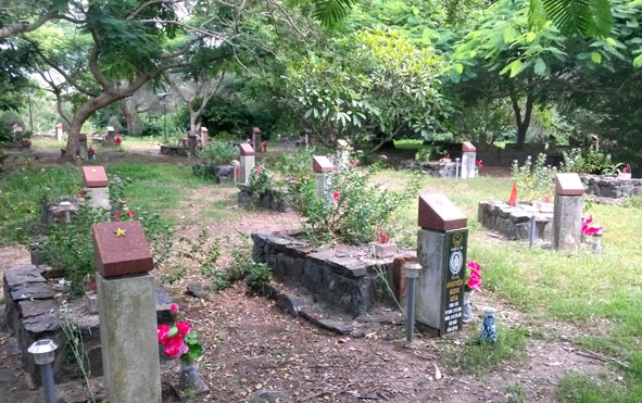 Những ngôi mộ vô danh  và hữu danh của tù nhân Côn Đảo đã  hy sinh tại Nghĩa trang Hàng Dương.