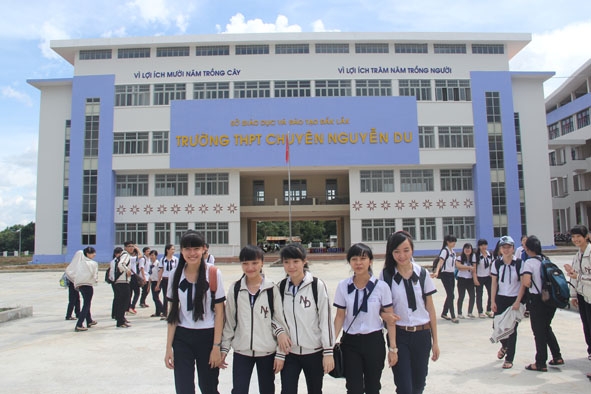 Trường THPT Chuyên Nguyễn Du được đầu tư khang trang, hiện đại theo tiêu chuẩn trường chuyên bậc THPT.