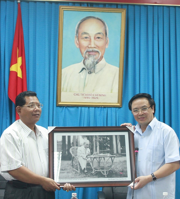 Thay mặt đoàn công tác, đồng chí Hoàng Bình quân tặng 