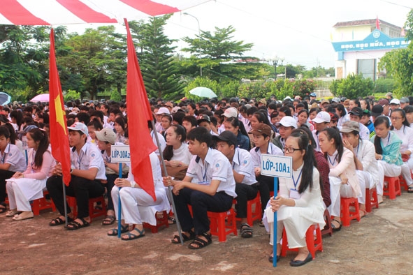 Thầy và trò Trường THPT Thực hành Cao Nguyên (TP. Buôn Ma Thuột) trong ngày  khai giảng năm học mới 2014-2015.