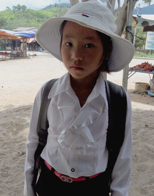 Ma Thị Dợ (con thứ 5 của anh Pao) học sinh lớp 6 Trường THCS Cư Drăm trên đường đến trường.