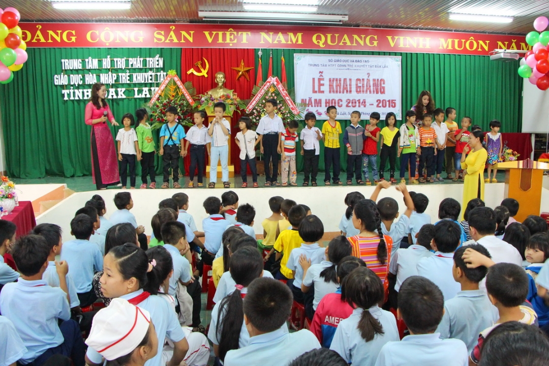 Các em học sinh mới cùng giáo viên biểu diễn bài hát 