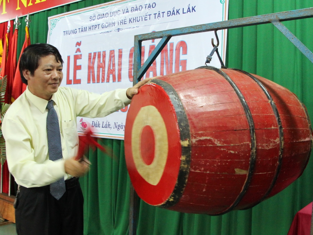 Giám đốc Trung tâm Trần Xuân Tiến đánh trống khai giảng năm học 2014 - 2015