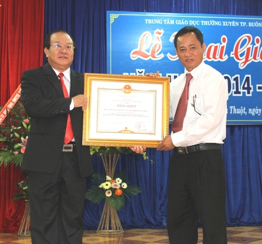 Đại diện Sở GD-ĐT trao Bằng khen của Thủ tướng Chính phủ tặng thầy và trò Trung tâm GDTX TP.Buôn Ma Thuột.