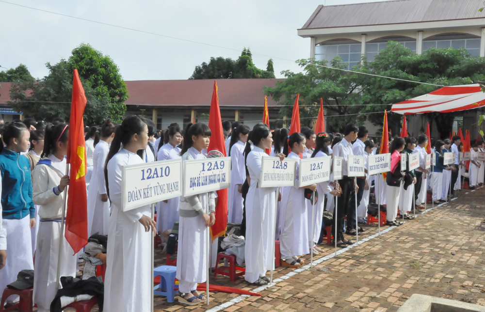 Học sinh Trường THPT Hùng Vương trong Lễ Khai giảng