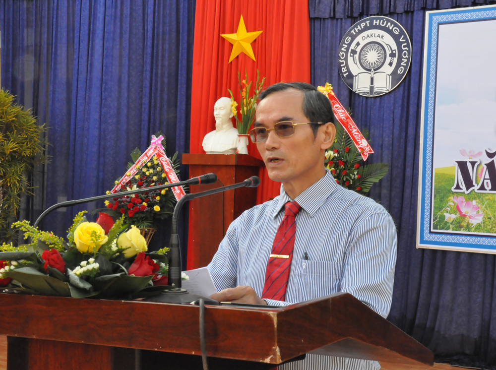 Bí thư Huyện ủy Krông Ana căn dặn thầy và trò trường THPT Hùng Vương trước thềm năm học mới