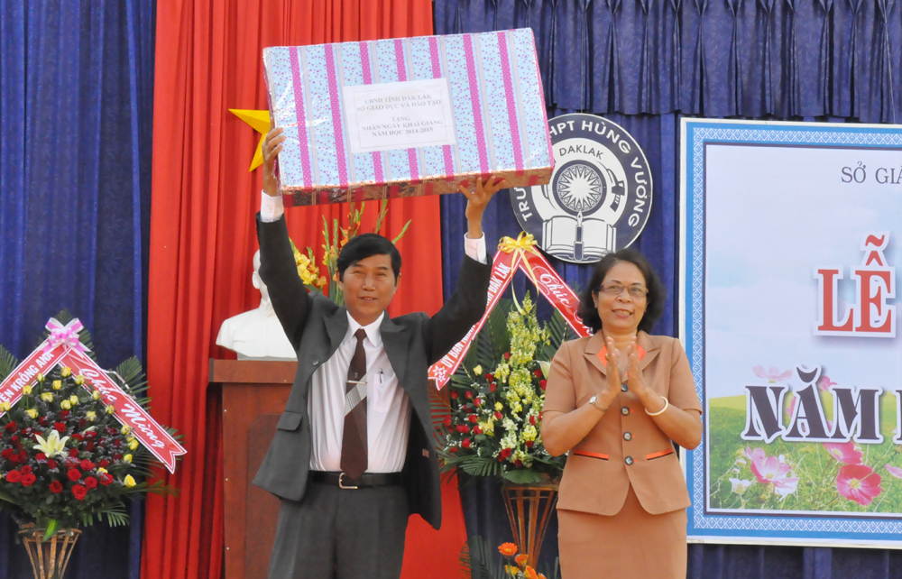 Phó Chủ tịch UBND tỉnh Mai Hoan Niê Kdăm tặng quà cho Trường THPT Hùng Vương 
