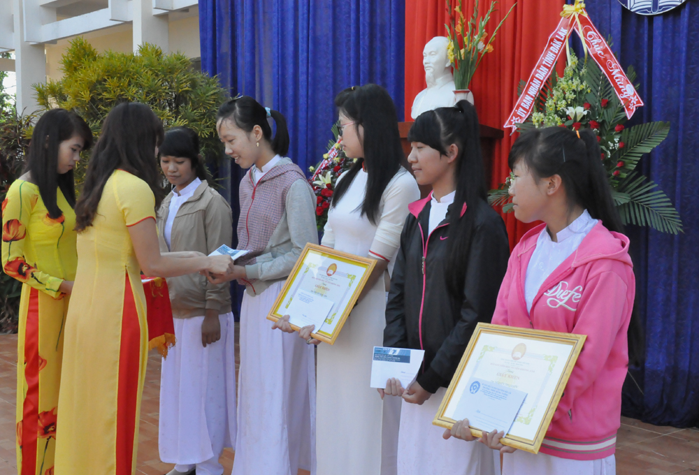 Trao tặng phần thưởng cho những học sinh có thành tích xuất sắc trong năm học 2013-2014