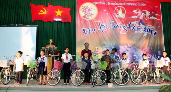 Các em học sinh nghèo vượt khó được tặng xe đạp  -	trong Đêm hội trăng rằm.