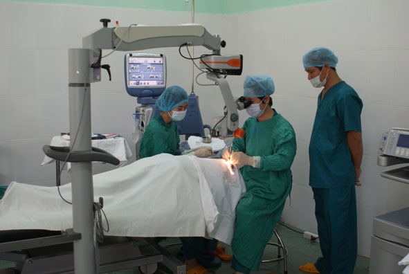 Bác sĩ Bệnh viện Mắt Dak Lak đang mổ đục thủy tinh thể  cho bệnh nhân.