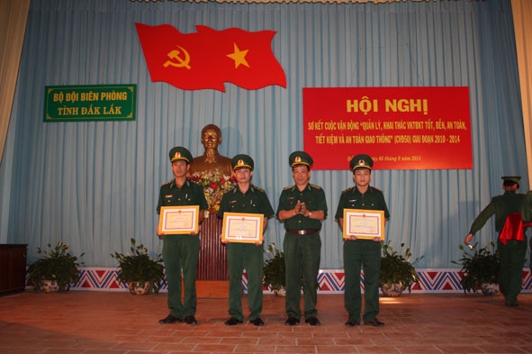 Khen thưởng 3 tập thể có thành tích xuất sắc trong Cuộc vận động.