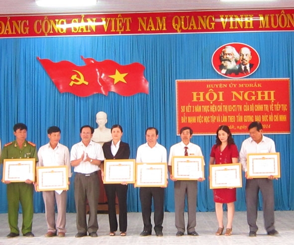 Huyện ủy M'Drak khen thưởng 9 tập thể và 14 cá nhân có thành tích tốt trong việc thực hiện Chỉ thị 03/TW của Bộ Chính trị. Ảnh: T.L