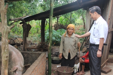 (Trong ảnh: Lãnh đạo huyện Cư Kuin thường xuyên thăm hỏi, động viên bà con dân tộc thiểu số  phát triển sản xuất)