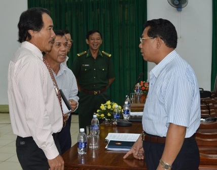Các đại biểu trao đổi bên lề Hội nghị về