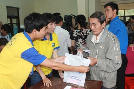 Công ty TNHH Nhất Nhất tặng quà cho người cao tuổi. 