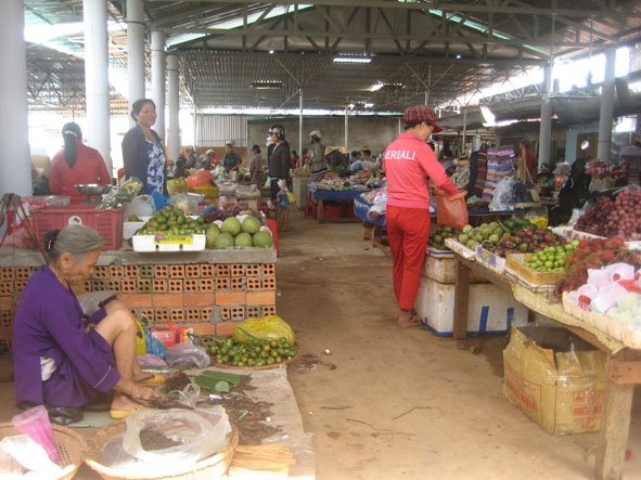 Cảnh mua bán tại chợ Quảng Điền (huyện Krông Ana).
